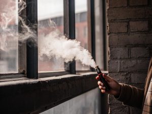 Raz Vape Puff Count and Longevity A person looking at their Raz vape screen, which shows plenty of e-liquid and battery life remaining